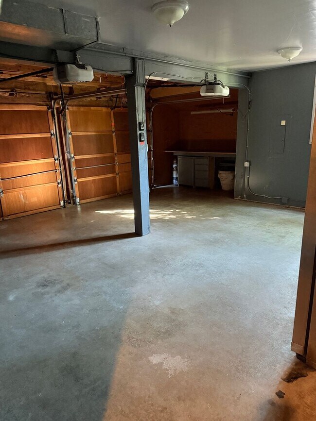 Building Photo - Elegant Bellevue Home for rent