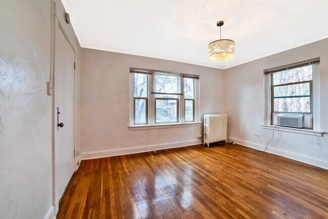 Building Photo - Top Floor Studio In Cap Hill Available NOW!