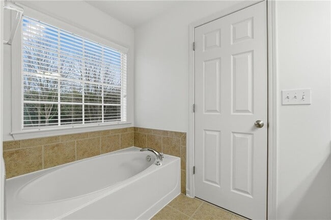 Building Photo - 3680 Moor Pointe Dr