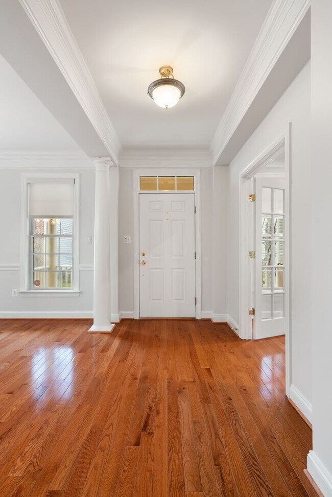 Building Photo - Stunning 4 level detached home close to the Mosaic District in Fairfax!