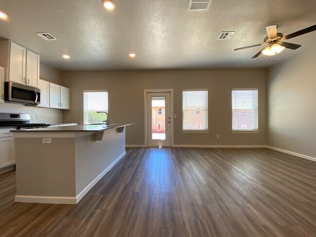 Building Photo - Townhome in Deer Creek Schools!