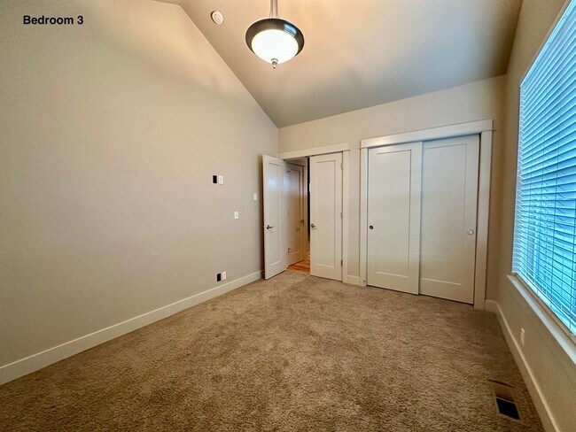 Building Photo - Luxury Living Near Valley River!