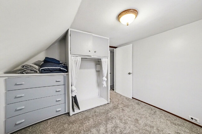 Building Photo - Stunning 3 bedroom rental minutes from downtown - $1800/Month