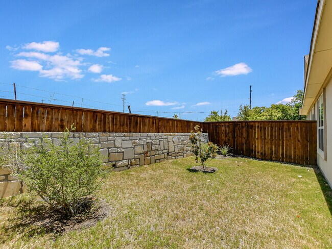 Building Photo - "Elegant 3-Bedroom Condo in Georgetown wit...