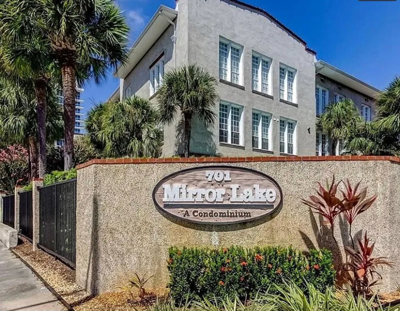 Building Photo - 701 Mirror Lake Dr N