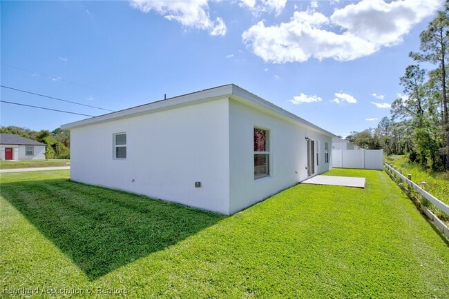 Building Photo - 827 Renault Ave