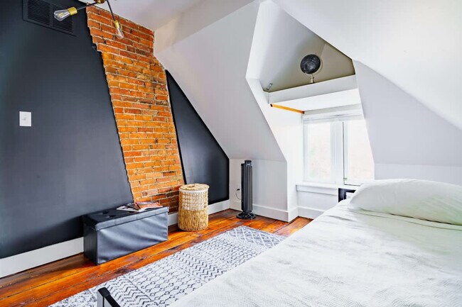 Building Photo - 254 W Poplar Ave