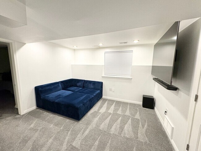 Building Photo - Gorgeous Avenues Remodel!