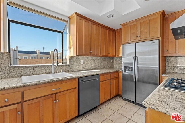 Building Photo - 11827 Goshen Ave