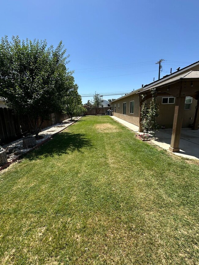 Building Photo - 909 E Olive Ave