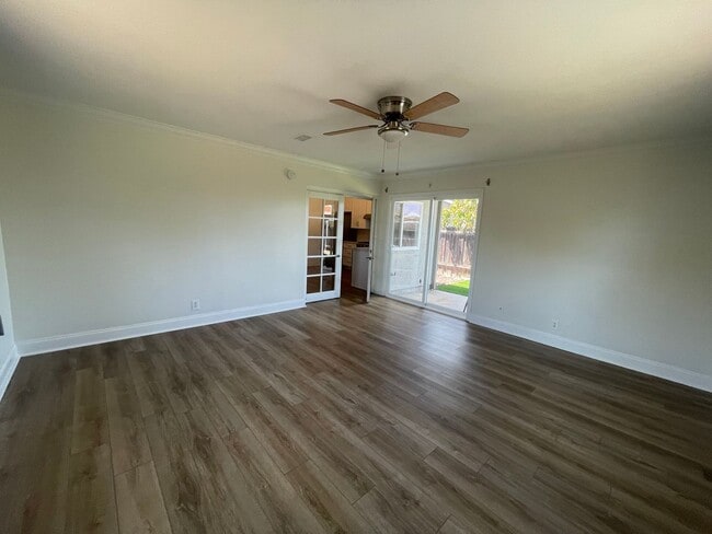 Building Photo - Upgraded 3 Bed, 2 Bath with large family room!