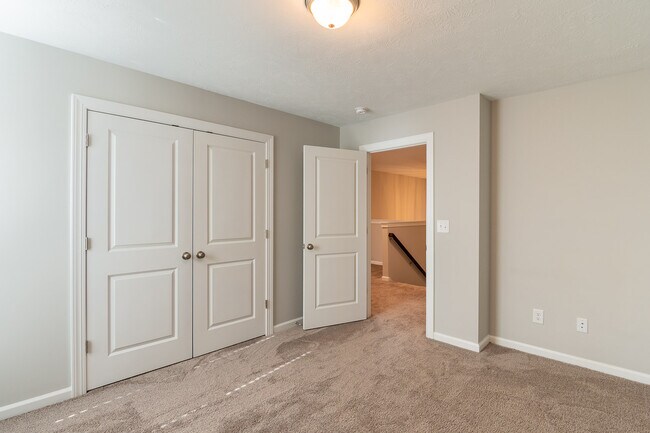 Building Photo - 811 Lillian Pk Dr