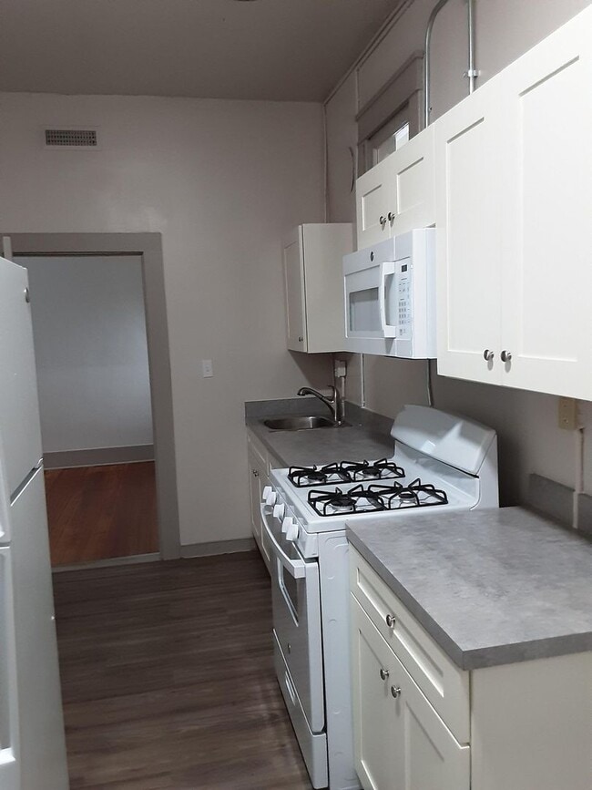 Building Photo - 847 1/2 Massachusetts