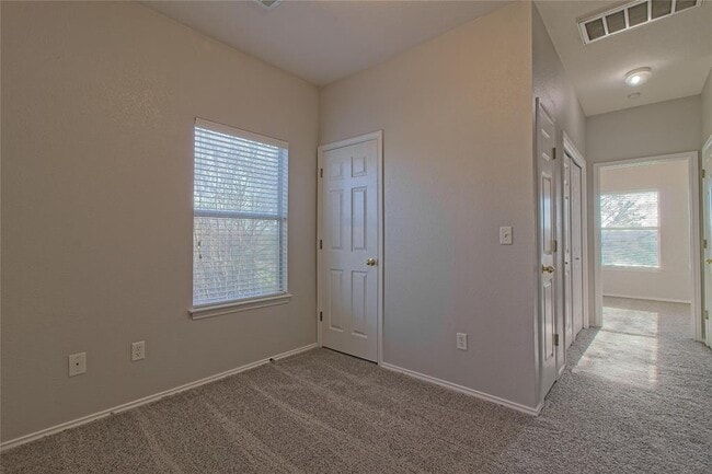 Building Photo - 1102 E 3rd St