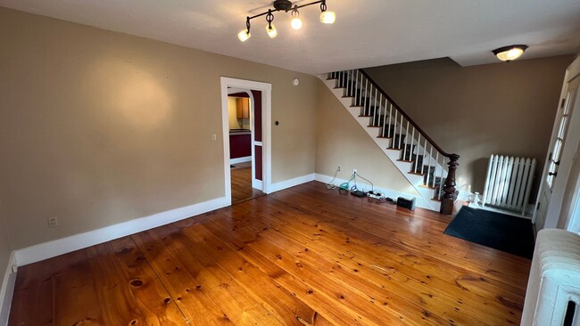 Building Photo - Lovely 3 Bedroom New Englander in Wonderfu...