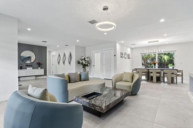 Building Photo - 600 NE 4th St