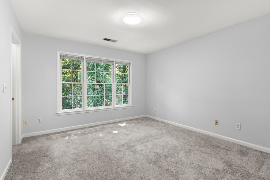 Building Photo - 1050 Shady Valley Pl NE