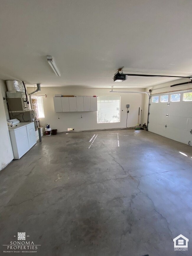 Building Photo - 4 Bedroom Eastside Gem!