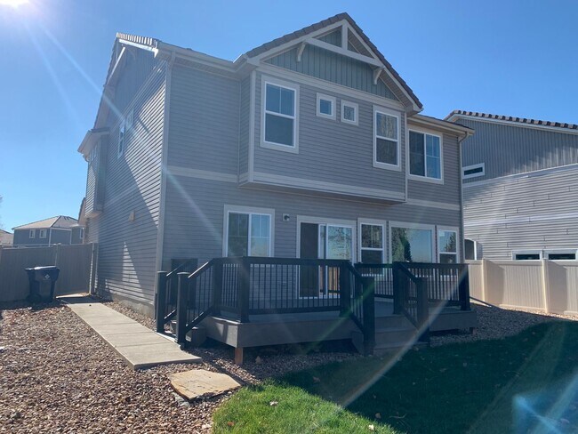 Building Photo - Gorgeous 2 Bedroom + Den, 2 Bathroom Home in Thompson River Ranch!