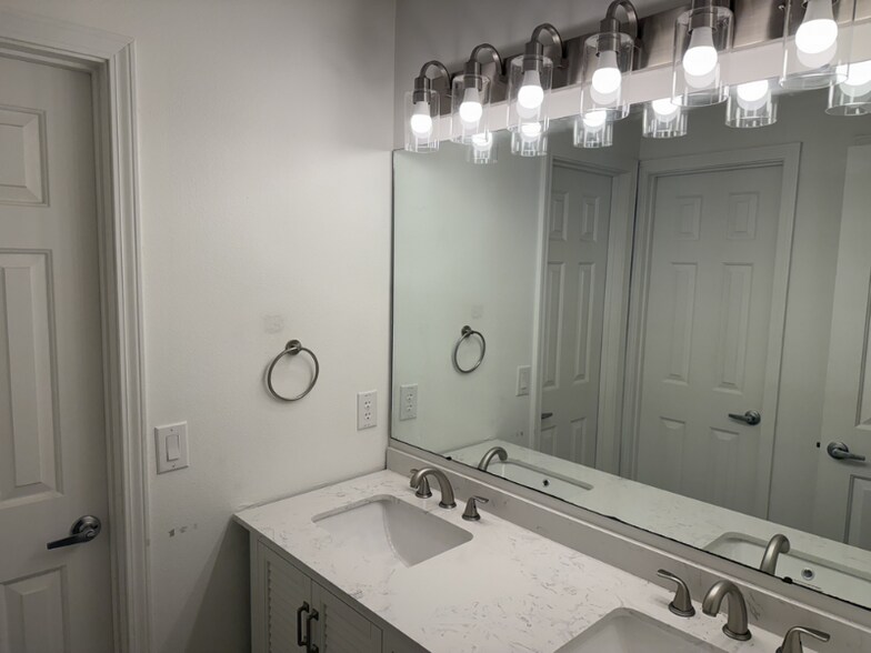 Building Photo - 3336 Colonial Oaks Dr