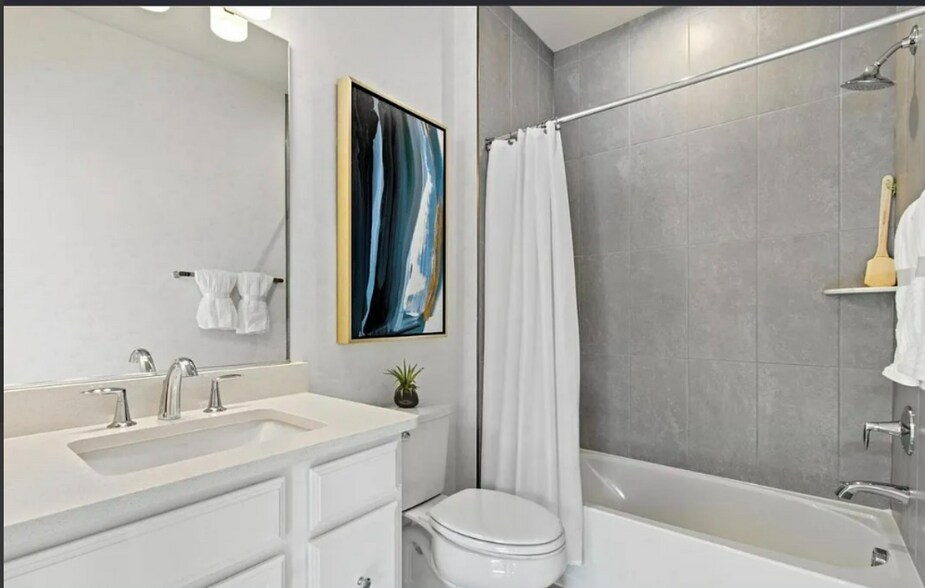 Building Photo - 6005 Northwest Dr