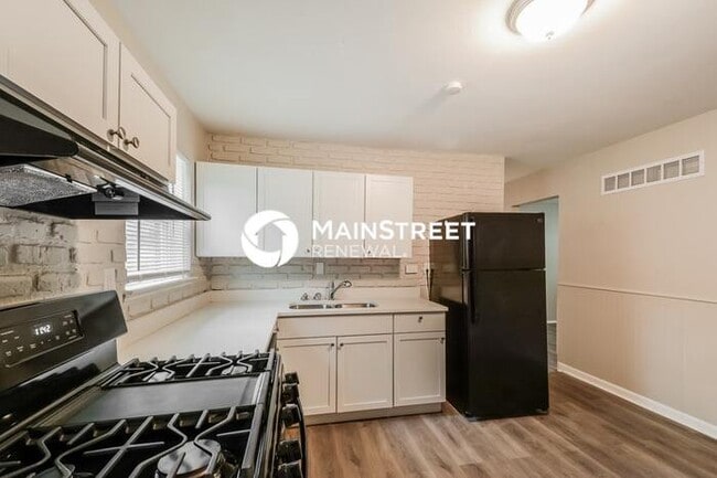 Building Photo - 3 Bedroom Pet-Friendly Home in St. Louis, MO with Main Street Renewal