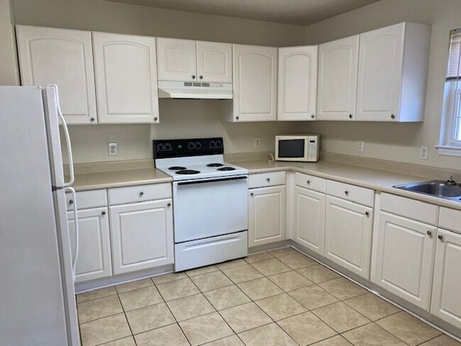 Building Photo - Home in Hillsdale