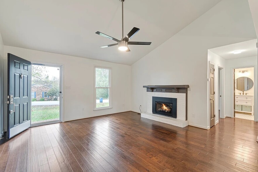 Building Photo - 723 Riverview Dr