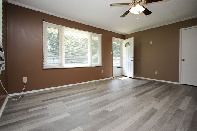 Building Photo - 207 Beverly St