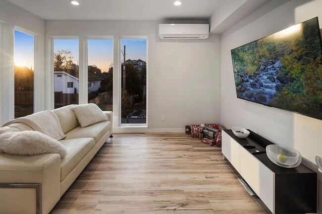 Building Photo - 3 Bed 2 Bathroom White Center Townhouse