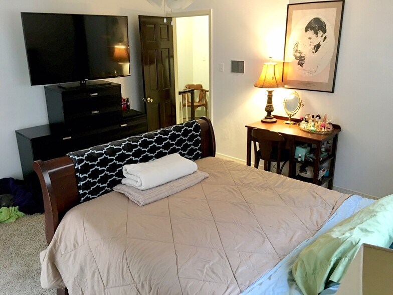 Building Photo - 209 Pine St