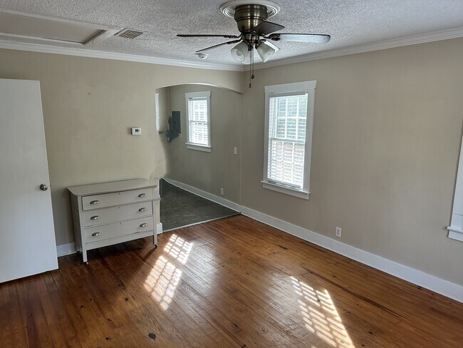 Building Photo - 512 Gordon St E