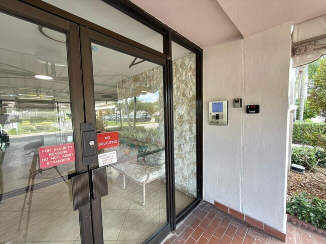 Building Photo - 3100 N Palm Aire Dr