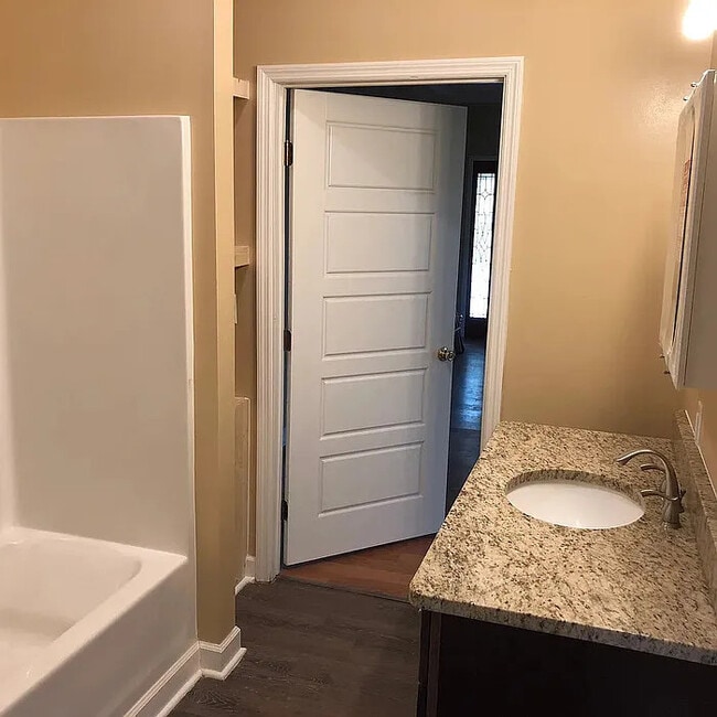 Building Photo - 4 Bedroom 3 Bathroom