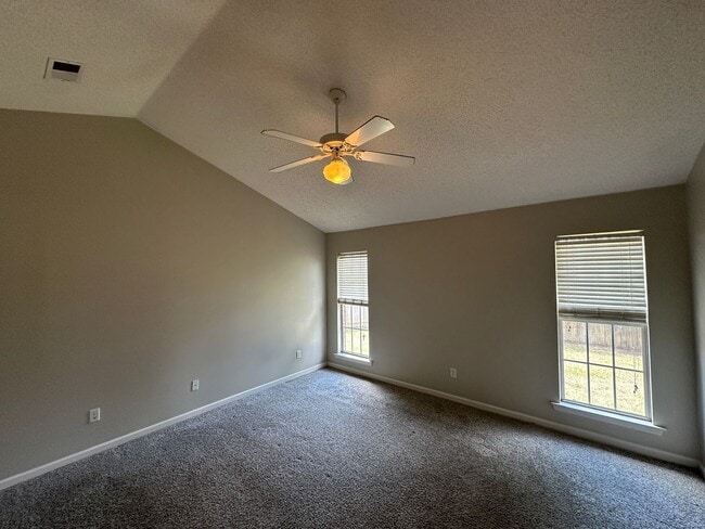 Building Photo - Bright open 3BR/2ba with bonus, 1900 sq feet!  Pets are owner's approval, fees apply.