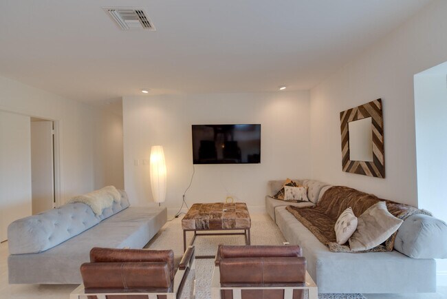 Building Photo - 11397 Pond View Dr