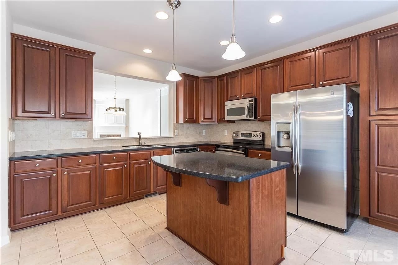 Stainless steel appliances, ceramic tiles - 2636 Laurelcherry St