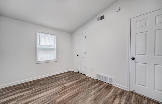 Building Photo - 4980 Vickie Dr