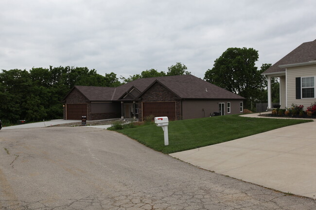 Building Photo - 3 Bedroom, 2 Bathroom Townhouse in Savanna...