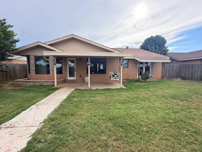 Building Photo - 8814 Holiday Dr