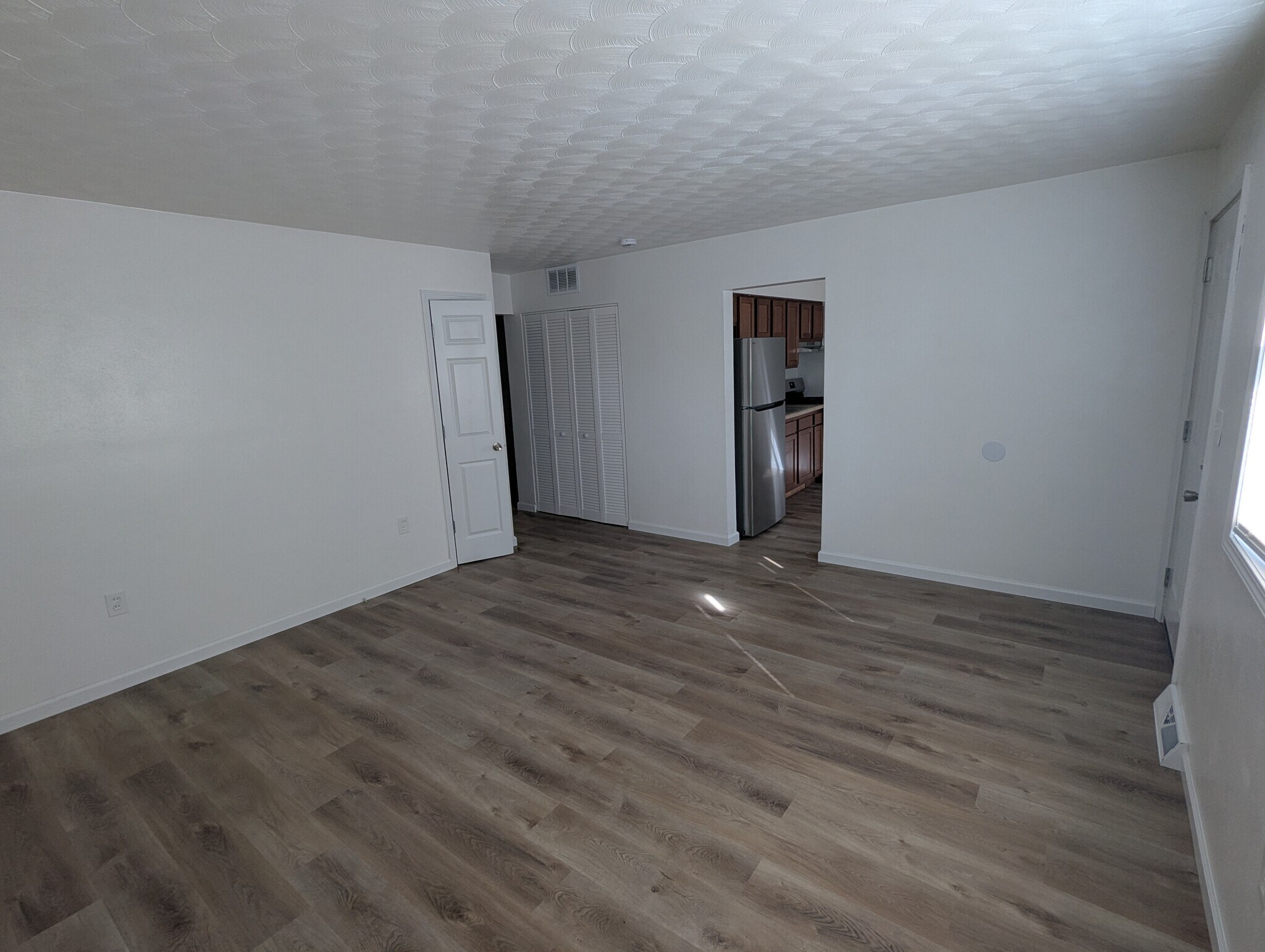 Living - 633 Mark Dr