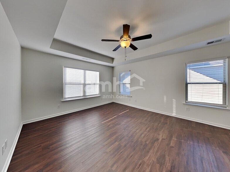 Building Photo - 1522 Balvaird Dr SE