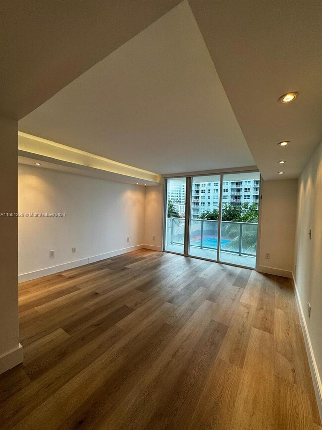 Building Photo - 1155 Brickell Bay Dr