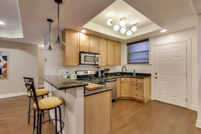 Building Photo - 528 W Cornelia Ave