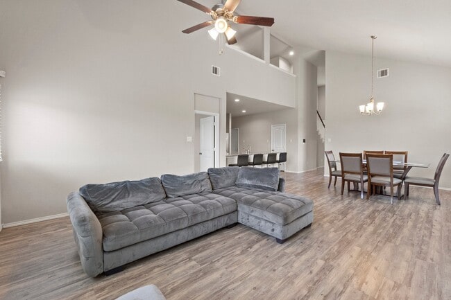 Building Photo - 18101 Woodpecker Trl