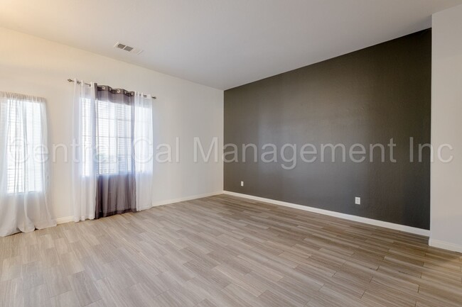 Building Photo - 3 Bedroom/2 Bath Home in Desired Southwest...