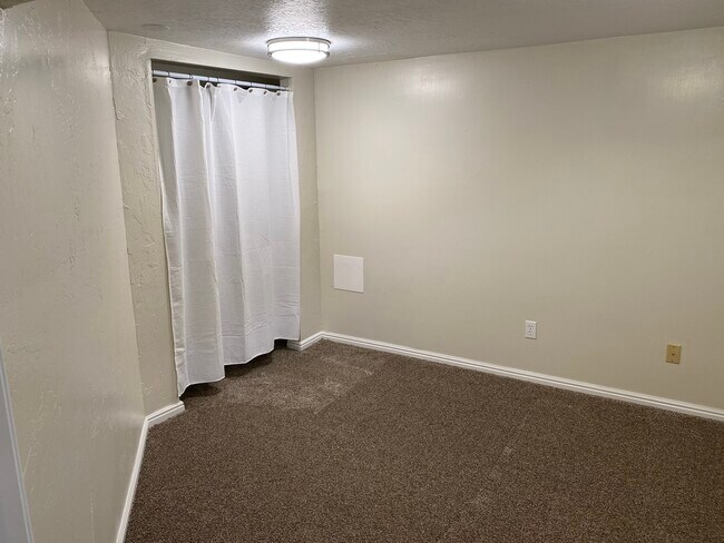 Building Photo - Orem House