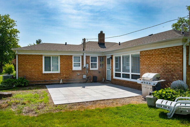 Building Photo - 5850 Kensington Ave