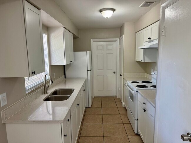 Building Photo - 4566 Chateau Rd