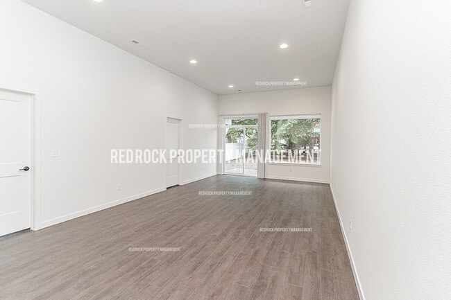 Building Photo - 610 S Crescent Ln